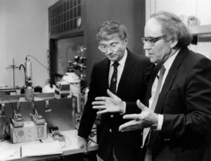 Pons (left) and Fleischmann in their lab.