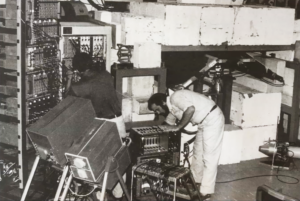 A team of scientists from Yale University, Brookhaven National Laboratory, and Brigham Young University was one of the groups attempting to replicate the results of Pons and Fleischmann. Here, crew members tune the electronics for their experimental setup.